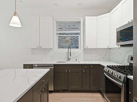 4th image of 823 N Marshfield Ave #1
