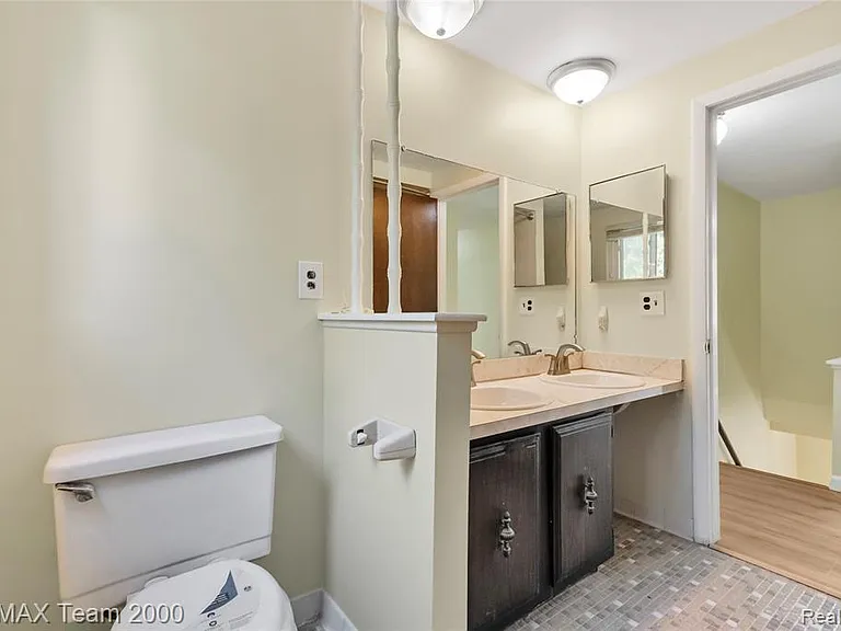 2053 Brookfield St — Photo 21