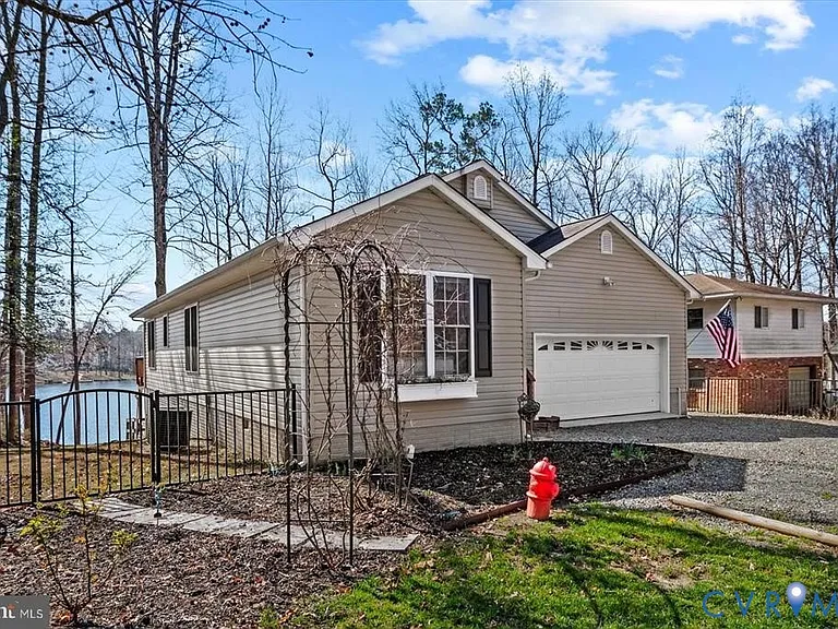 686 Lake Caroline Dr — Photo 1