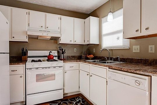 3rd image of 909 Soramill Ln