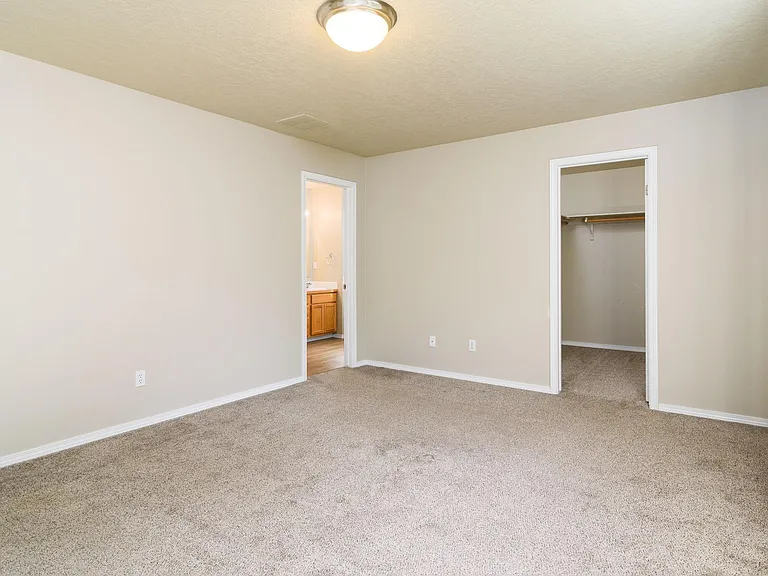 335 E Moskee St — Photo 10