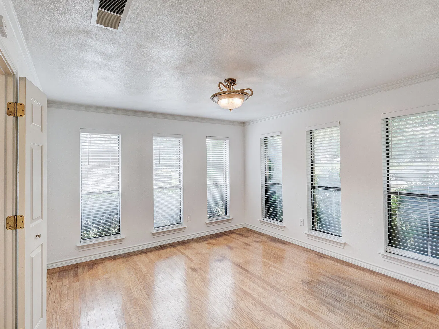 3 bed, 2260 sqft, $3,500 — Photo 3