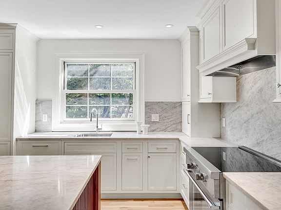 4th image of 1245 Commonwealth Ave