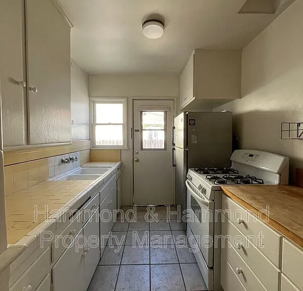 11044 Otsego St — Photo 7