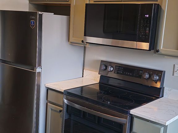 3rd image of 108 5th St N APT 10