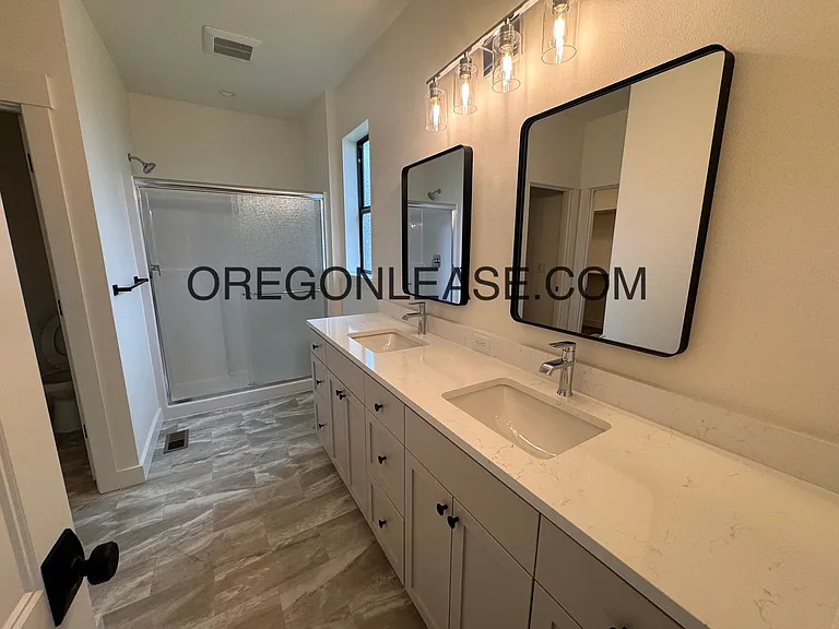 Brand new 3 bedroom 2.5 bath Coburg townhome — Photo 12