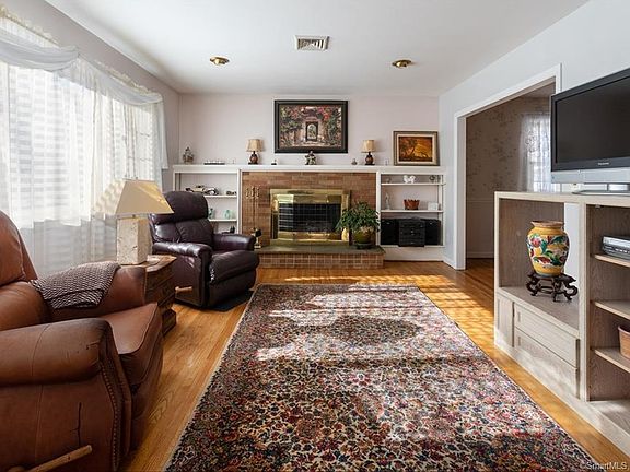 5th image of 10 Belleview Dr