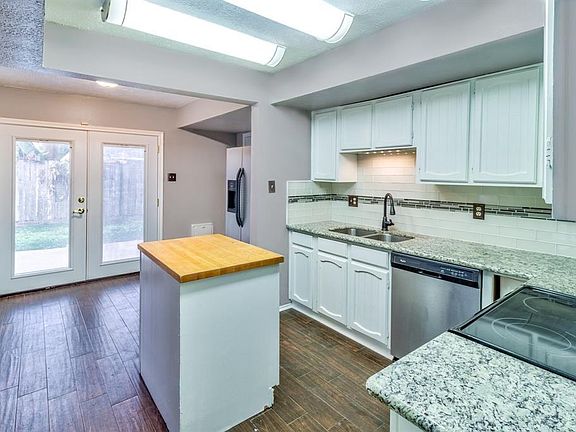 4th image of 260 E Castle Harbour Dr