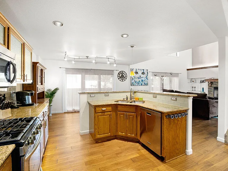 146 Luxury Ln — Photo 10