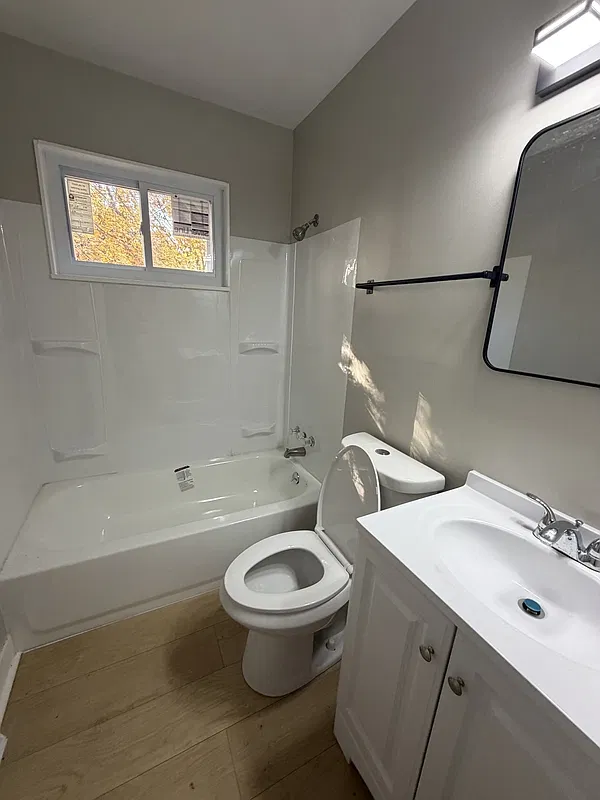 3 bed, 1.0 bath, 980 sqft, $1,637 — Photo 2