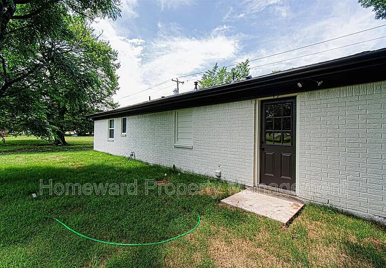 551 E Burks St — Photo 27