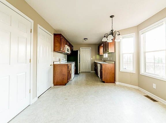5th image of 4056 New Grange Cir