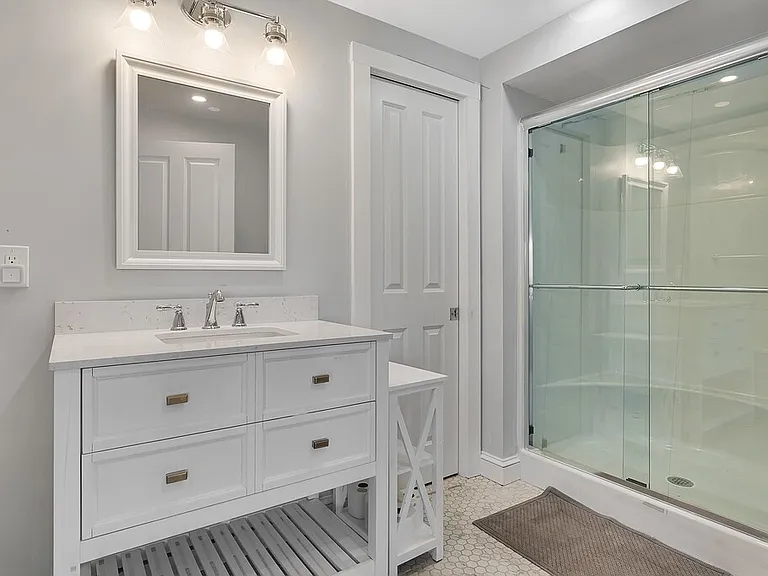 The ground floor ensuite full bathroom