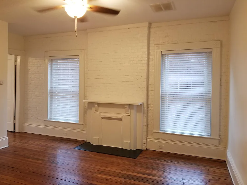 Living room, bedroom to the left and kitchen to the right.
