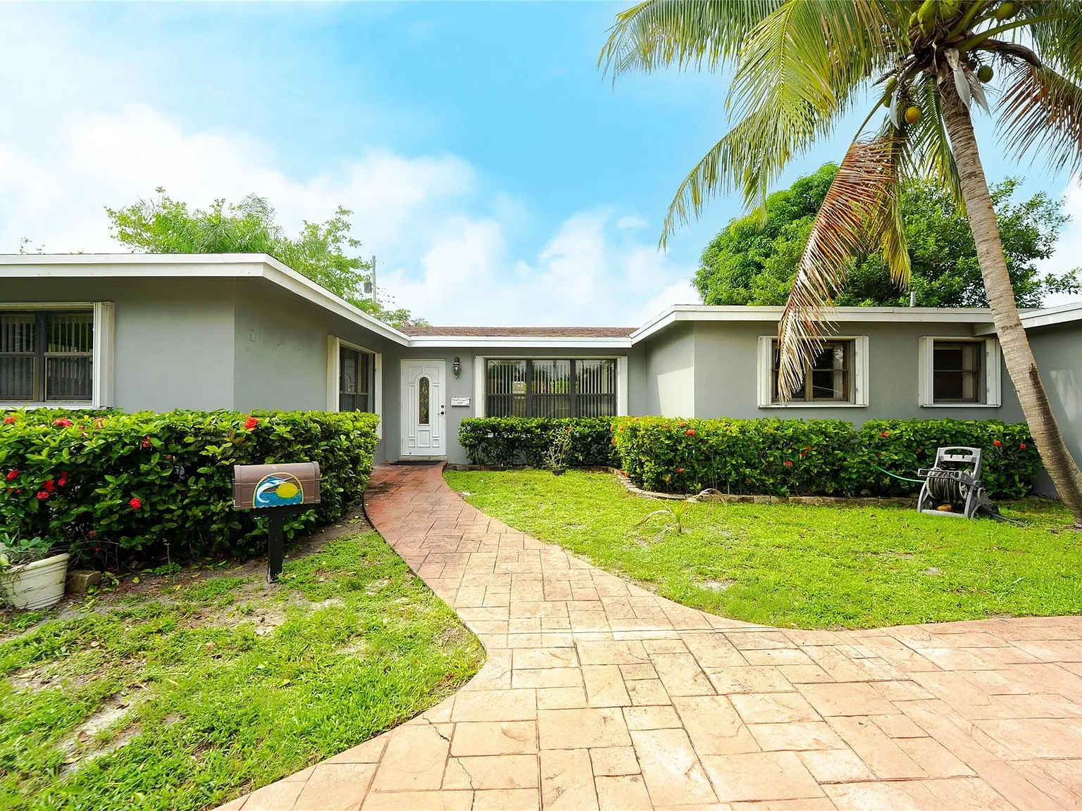 3 bed, 2.0 bath, 1738 sqft, $3,800 — Photo 2