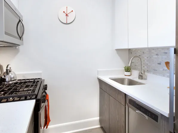 150 East 34th Street image 3 of 36