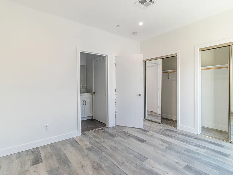 5142 Riverton Ave — Photo 9