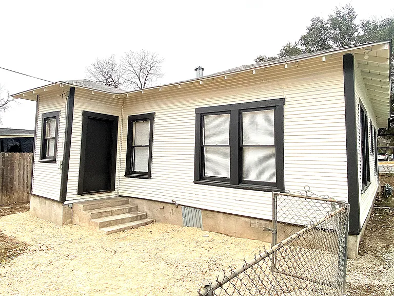 830 Texas Ave — Photo 7
