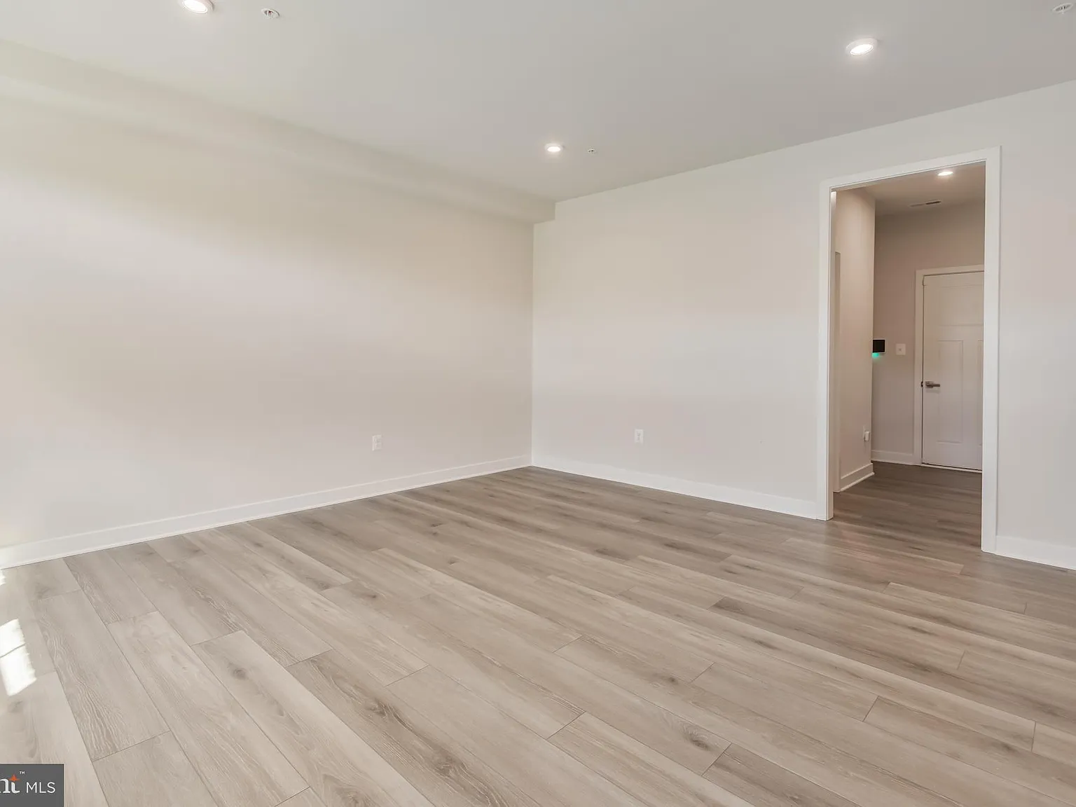 4 bed, 5.0 bath, 2140 sqft, $3,500 — Photo 4