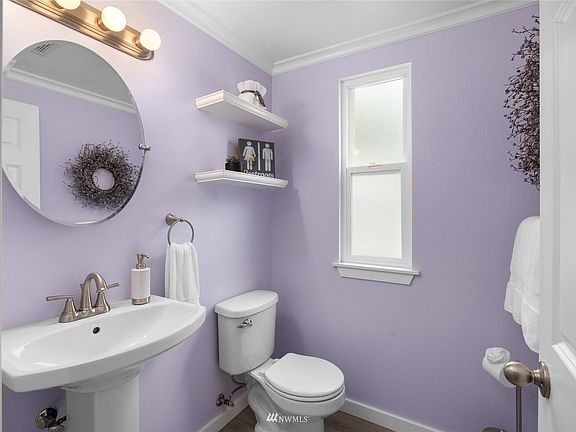 Adjacent half-bath for your guests. 