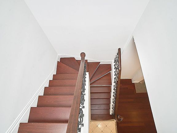 4th image of 353 E 19th St