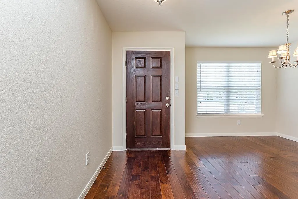 3 bed, 2.5 bath, 1884 sqft, $2,000 — Photo 3