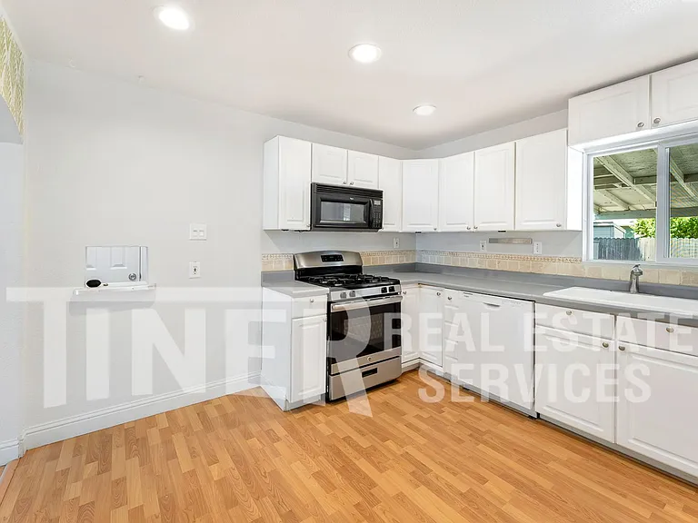 1436 Carrie St — Photo 8