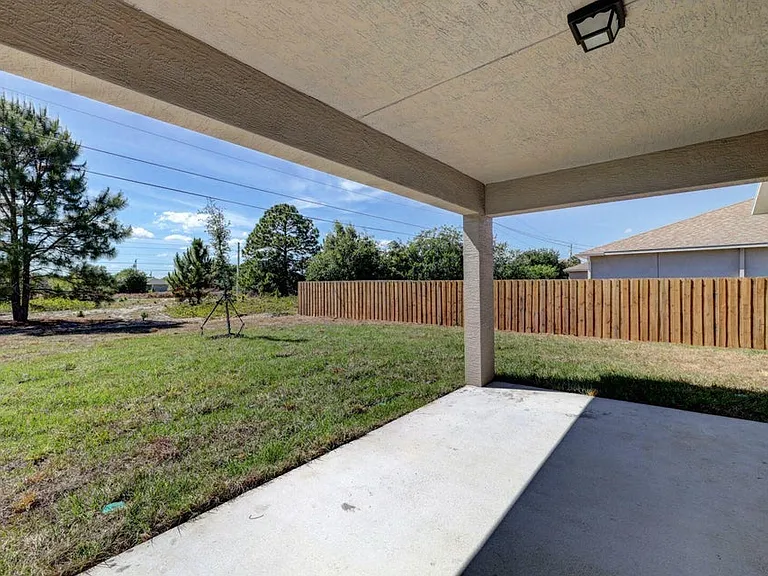 586 SW Laconic Ave — Photo 18