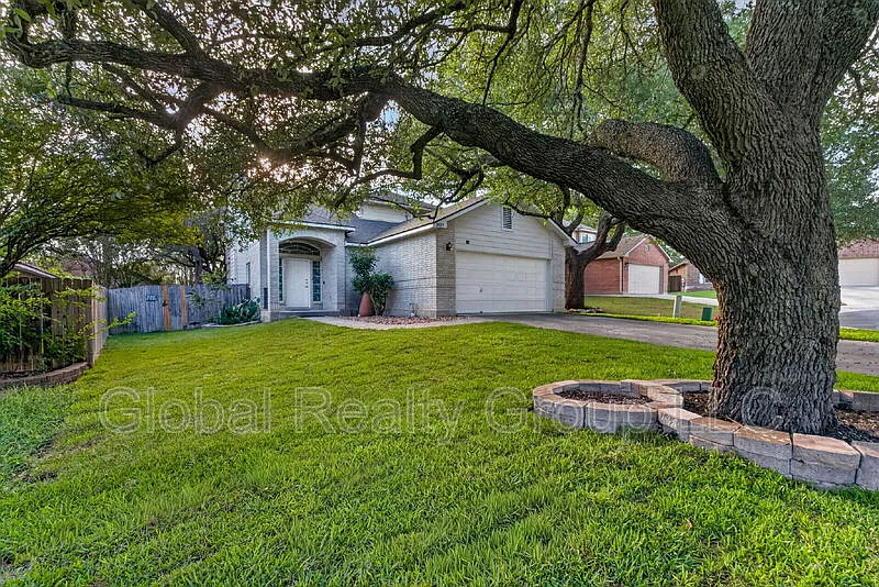 3 bed, 2.5 bath, 2070 sqft, $2,275 — Photo 3