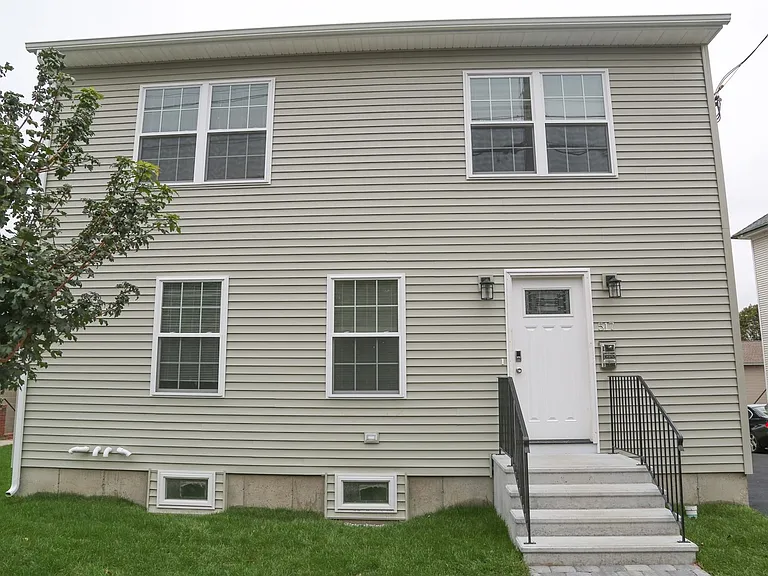 517 Admiral St — Photo 2