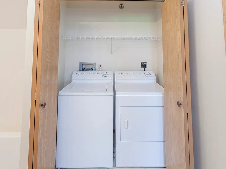 Platinum Valley Apartments — Photo 7