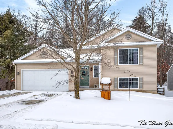 1207 Cedarwood Dr, Greenville, MI 48838