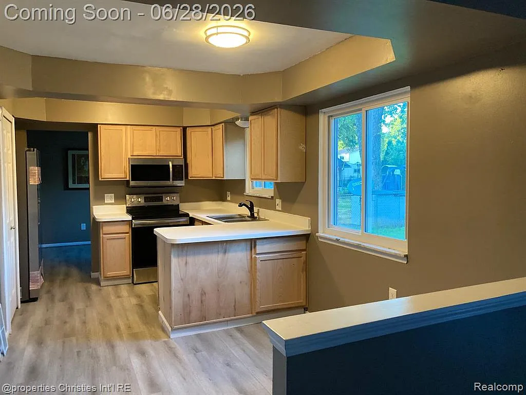 4 bed, 1.5 bath, 1969 sqft, $3,200 — Photo 2