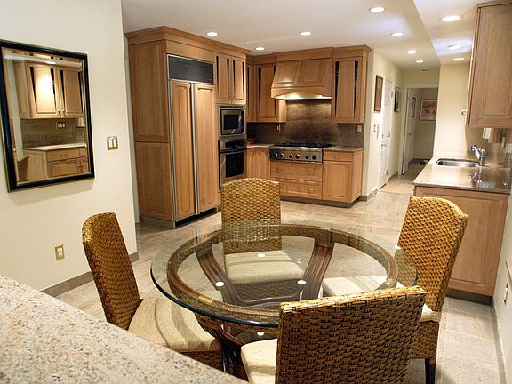 Eat-in-kitchen