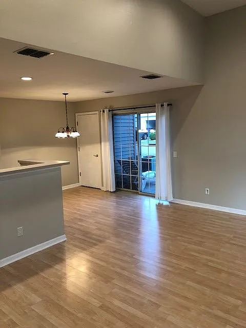 2 bed, 1113 sqft, $1,700 — Photo 4