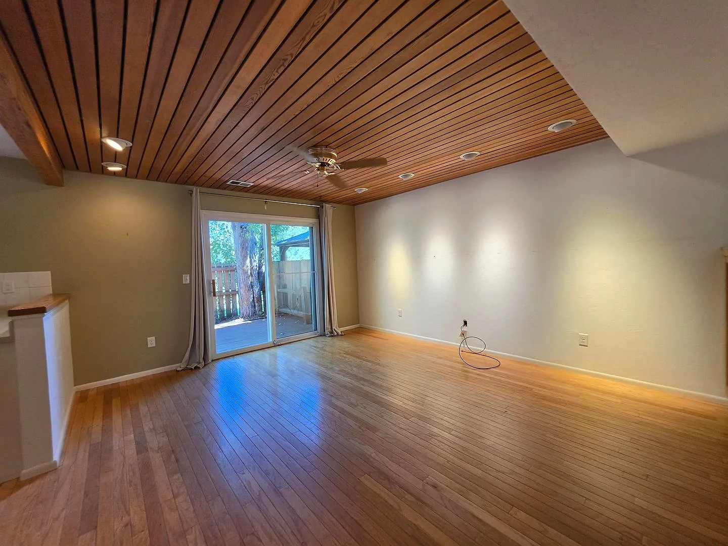 Charming 2 story Townhouse 2bd 2ba *$1000 Deposit* — Photo 2
