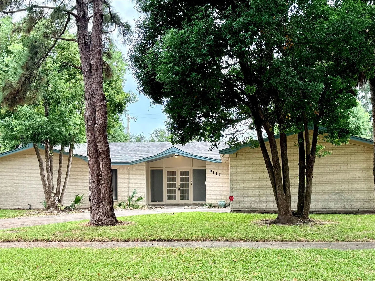 4 bed, 2.0 bath, 1699 sqft, $1,950 — Photo 1
