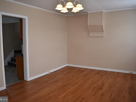 5th image of 122 E Madison St