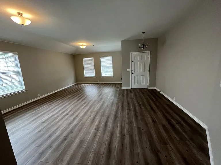 3004 Elderberry Dr — Photo 2