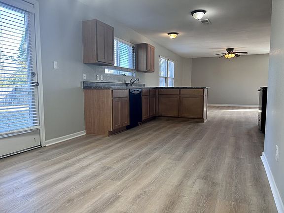 5th image of 379 Jasmine Dr