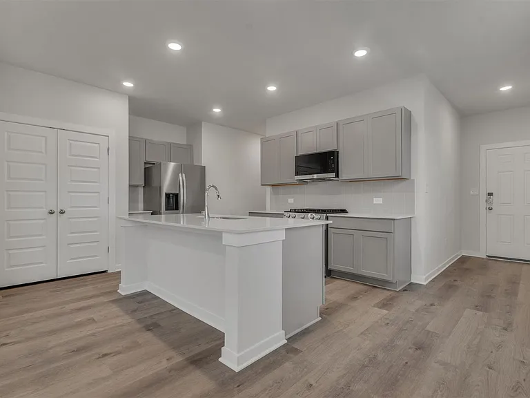 130 Hornet St — Photo 3