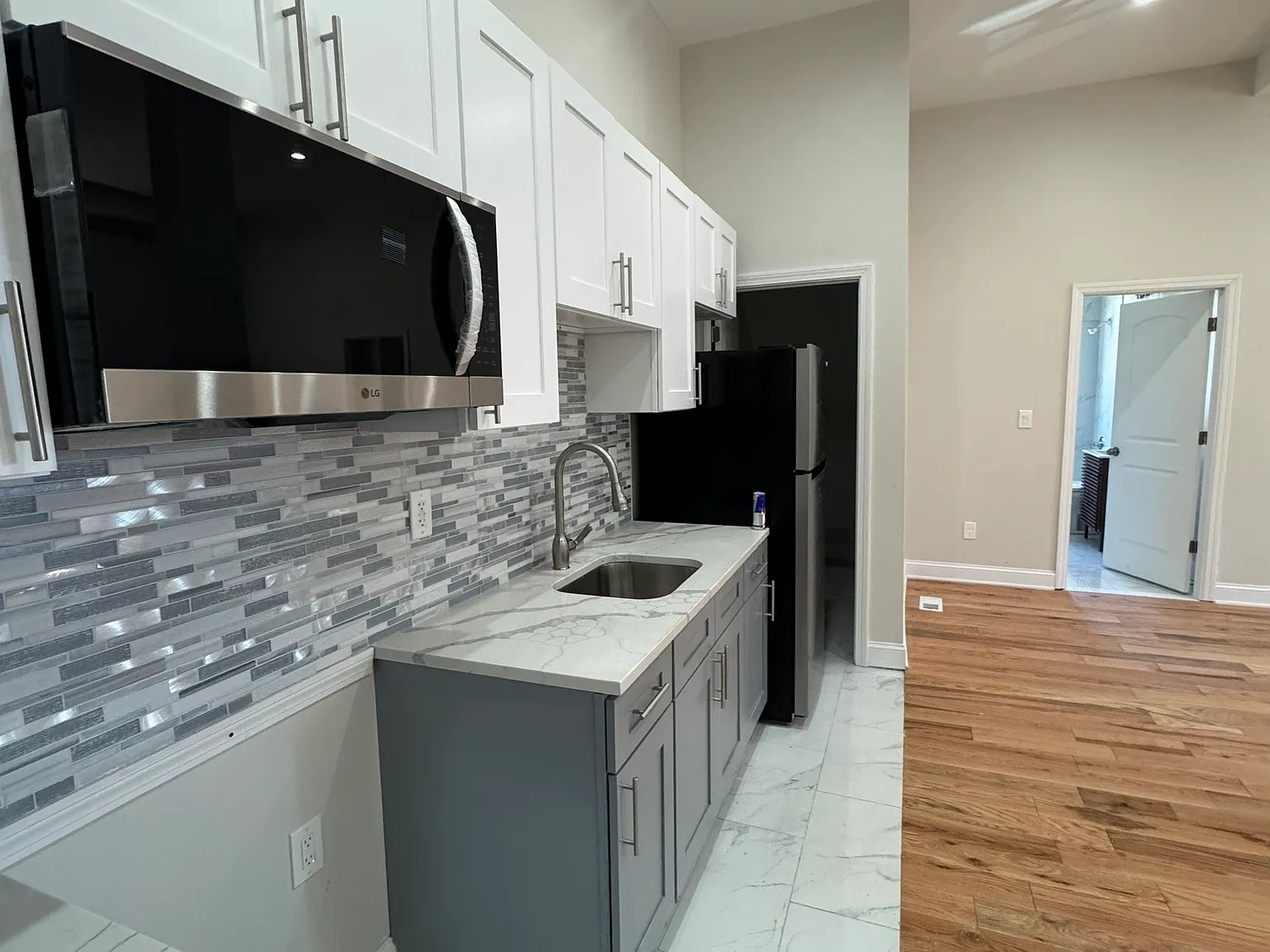 3 bed, 1.0 bath, 1000 sqft, $1,900 — Photo 3