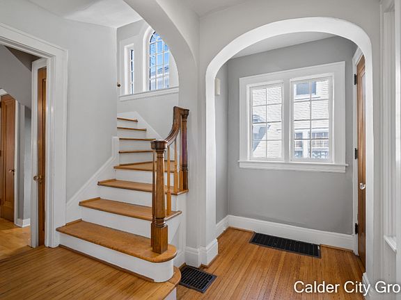 5th image of 549 Gladstone Dr SE