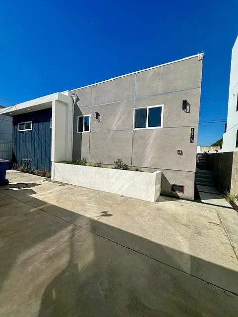 1831 S Redondo Blvd — Photo 2