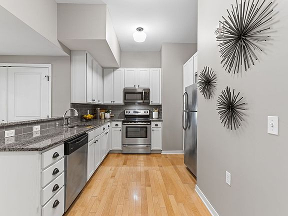 4th image of 306 S 15th St APT 601