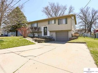 28 Countryside Dr, Treynor, IA 51575