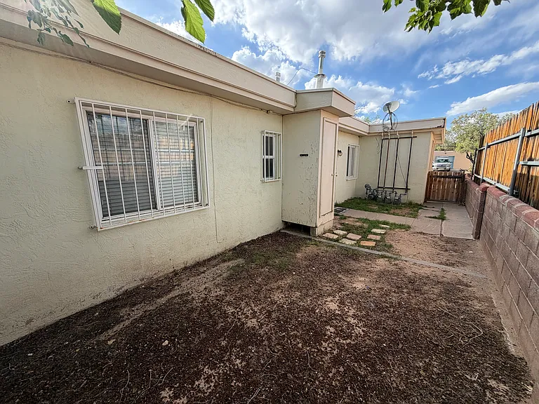 1 Bedroom W/ Large Yard, Storage & Carport In Great North Unm Area — Photo 11