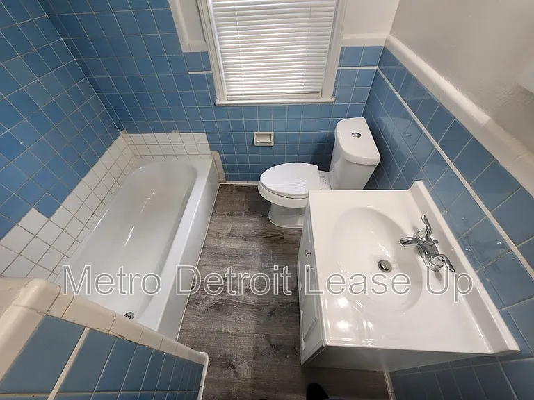 19419 Westphalia St — Photo 6