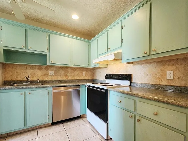 1560 NW 18th Ave #104 — Photo 21