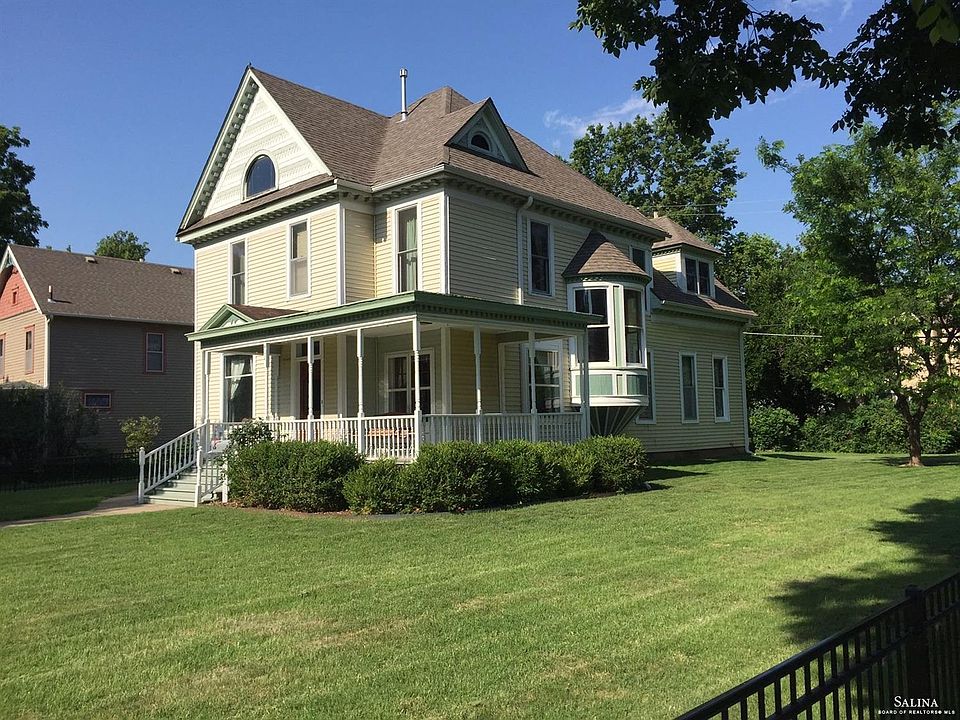 1st image of 402 S 8th St